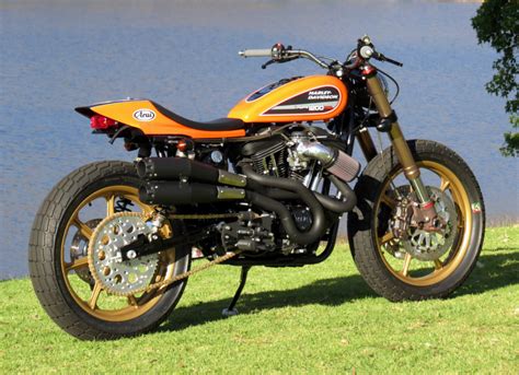 The name itself acknowledges that it's not actually a racing bike.) take the gas tank, for example. トラッカーとスクランブラ―の違い - Shonan west Motor Life