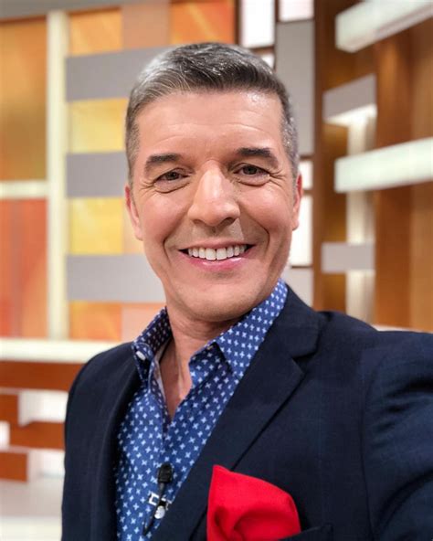 João baião is a portuguese television presenter entertainer and actor. João Baião apresenta novo elemento da família - Caras