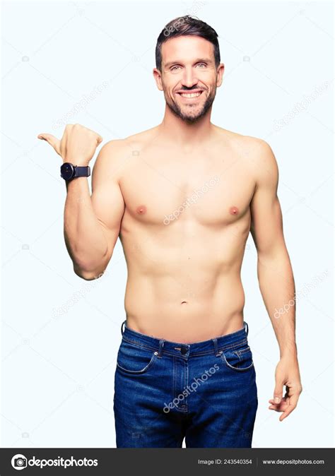 Hombre Guapo Sin Camisa Mostrando Pecho Desnudo Sonriendo Con Cara fotografía de stock