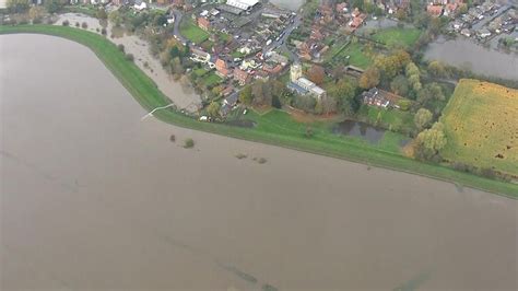 Uk Weather More Rain Falls Overnight As Floods Force 1200 Homes To