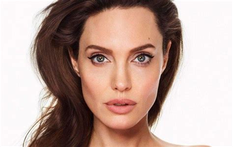 Angelina Jolies Wonderful Minimalist Outfit Less Is More Somag News