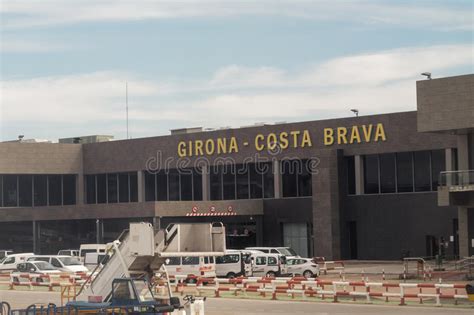 Lotnisko jest dobrze skomunikowane z resztą katalonii. Barcelona Lotniskowy Terminal Obraz Stock Editorial ...