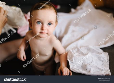 Naked toddler girl fotos imágenes y otros productos fotográficos de