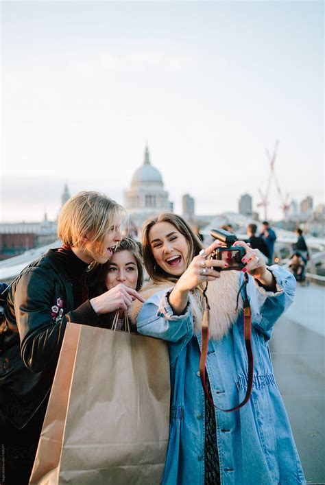 Tourists Make A Selfie In London Del Colaborador De Stocksy Kkgas Stocksy