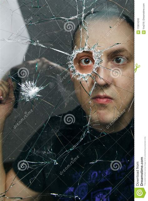 O Homem Quebra O Vidro Com Um Martelo Foto De Stock Imagem De Quebrar