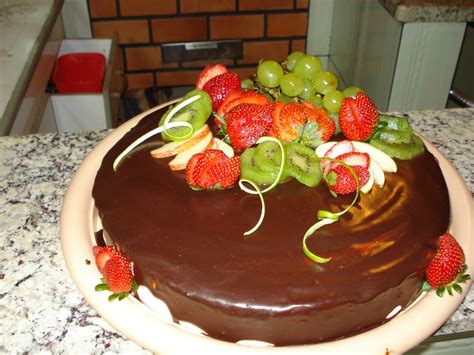 Entibiar y adicionar el café. Tortas e bolos da Daisy: Torta trufada de Morango