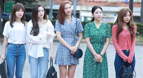 Knowing bros is a weekly variety show on jtbc that premiered on december 5th, 2015. File:Red Velvet arriving at KBS Music Bank on August 17 ...