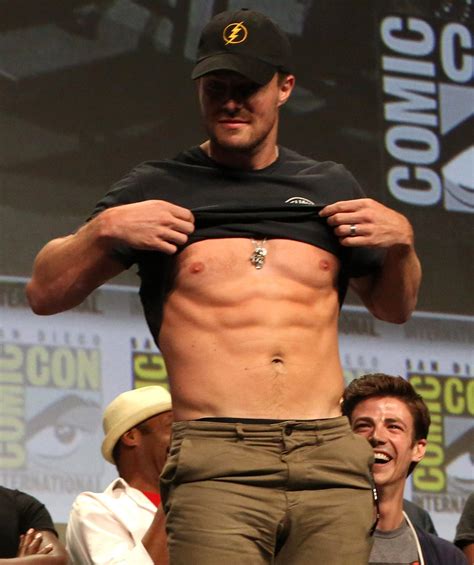 Stephen Amell Flashes His Abs At Comic Con Pictures Popsugar