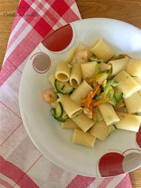 Un delizioso finger food ideale da servire come antipasto o aperitivo. Pasta con zucchine, gamberetti e fiori di zucchine
