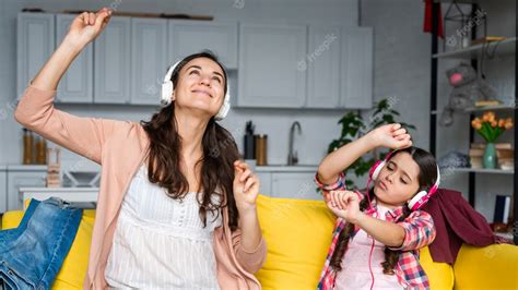Madre E Hija Bailando Y Escuchando Música Foto Gratis