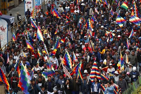 Una Masiva Marcha De Banderas Indígenas Saluda A Evo Morales Desde