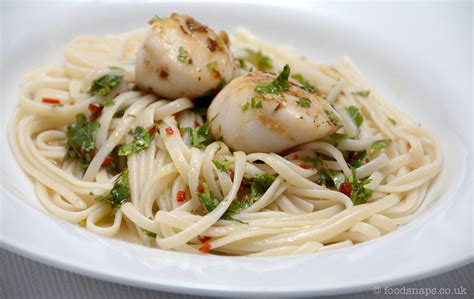 Linguine with scallops, lime, chilli and coriander | Foodsnaps