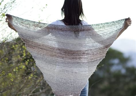 You can knit this easy triangle shawl! How To Knit An Easy Triangle Wrap - Mama In A Stitch