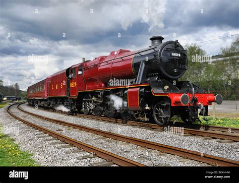 1943 Stanier 8f Steam Locomotive No8624 With Train Of Carriages