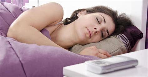 dormir con el celular en la mesa de luz puede ser nocivo para la salud infobae