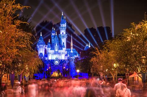 La Historia De Disneyland El Gigante Del Entretenimiento Familiarblog