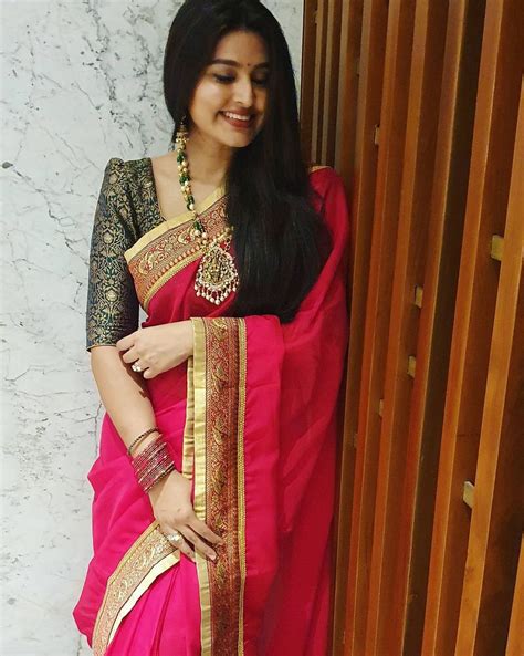 Sneha Prasanna Looks Radiant In A Red Saree And Green Blouse