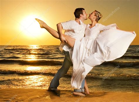 Hermosa Joven Pareja Bailando Tango En La Playa Al Atardecer — Foto De