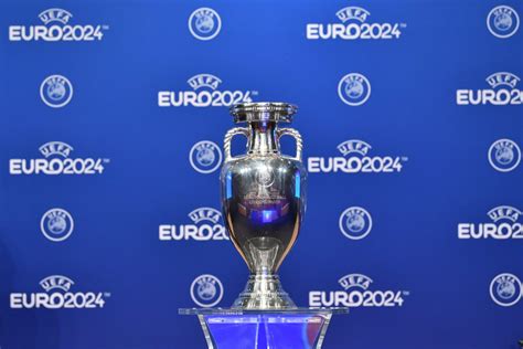 Группы (4 → 2) затем single elimination. Officiel : l'Euro 2024 se jouera en Allemagne ...