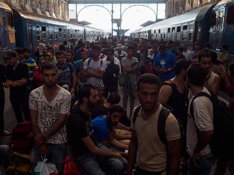 Hungary A Night Of Protest At The Train Station Al Jazeera