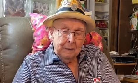 Wwii Veteran Becomes Unlikely Tiktok Star By Sharing Wartime Stories