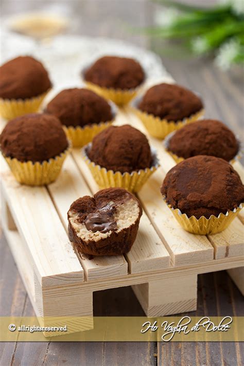 Mettete i biscotti in una ciotola capiente ed aggiungete il mascarpone, il cacao amaro, lo zucchero a velo, la farina di cocco ed 1 cucchiaio. Tartufini tiramisù ricetta facile e veloce | Ho Voglia di ...