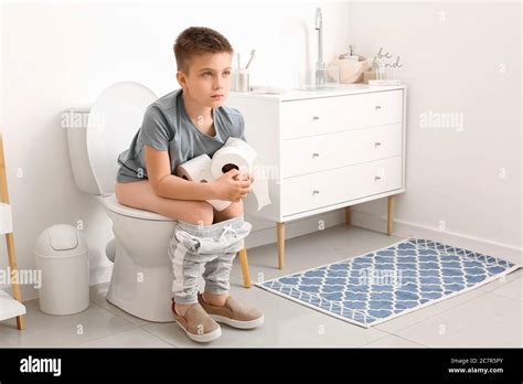 Un Niño Sentado En El Inodoro En El Baño Fotografía De Stock Alamy