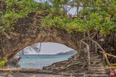 Jika kamu ingin menikmati keganasan laut tanpa khawatir terkena dampaknya, maka tempat wisata pantai karang bolong wajib dijadikan pilihan. Pantai Karangbolong, Pesisir Indah Berbalut Misteri di ...