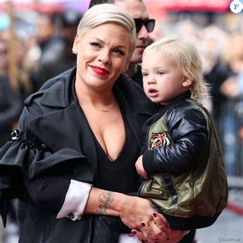 Pink Et Son Fils Jameson Moon Hart La Chanteuse Reçoit Son étoile Sur