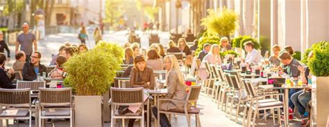 Het kabinet is van plan, naast verdere versoepelingen, ook de mondkapjesplicht vanaf 26 juni deels te schrappen. Horeca vanaf 26 juni weer bijna terug naar normaal ...