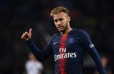 نيمار بهذه البطاقة الحمراء حقق رقمًا قياسيًا سلبيًا، حيث أصبح أكثر لاعب يتم طرده في الدوري الفرنسي منذ بداية عام 2020، حيث حصل على 3 بطاقات حمراء في سنة و3 أشهر فقط. حلم برشلونة في عودة نيمار يتحول لـ«كابوس» بسبب الأموال ...