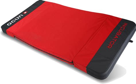 Paddy incubator je rozměrná bouldermatka pro náročné boulderisty, kterou lze překvapivě snadno složit do kompaktního transportního balení. Ocún Paddy Incubator im Camp4 Outdoor Shop kaufen - Bouldern