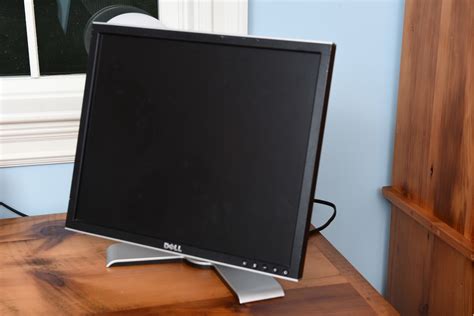 Dell 1907fpt 1280 X 1024 Resolution 19 Lcd Flat Panel Computer Monitor