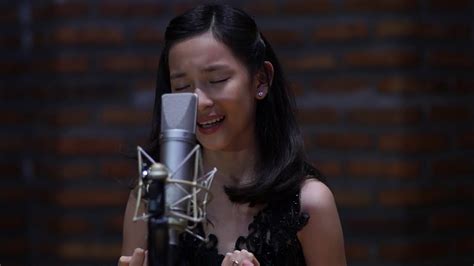 Kulihat ibu pertiwi sedang bersusah hati air matamu berlinang mas intanmu terkenang. Lirik & Chord Gitar Lagu Ibu Pertiwi Cover Shanna Shannon ...