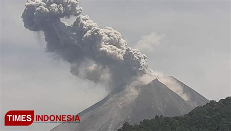 gunung merapi meletus abu membumbung setingi 1000 meter times indonesia