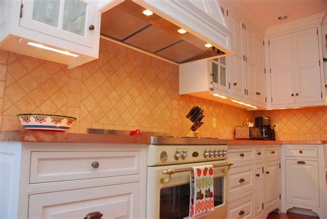 Under cabinet lighting 10 shining examples home kitchens. Installing low voltage under cabinet lighting On WinLights ...