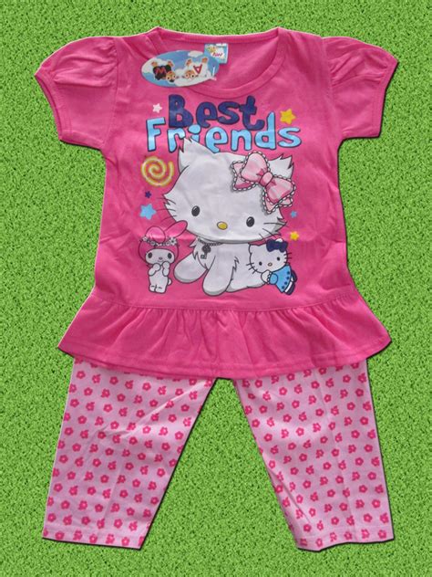 Harga boneka hello kitty baju pink helo kity sanrio plush doll merchandise. setelan-baju-anak-hello-kitty - ObralanBaju.com