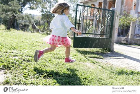 Kleines Mädchen Rennt Auf Der Wiese Im Garten Ein Lizenzfreies Stock Foto Von Photocase
