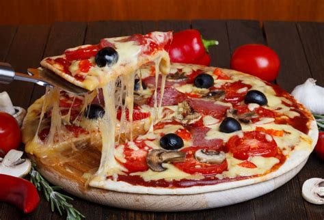 Fatia Quente Da Pizza Levantada Com Queijo De Derretimento Imagem De Stock Imagem De Vermelho