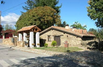 Con la piscina, la barbacoa, el billar, la barra de bar, los dardos, el ping. Casas rurales de Madrid