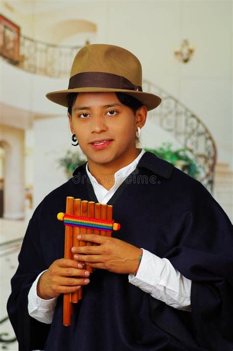 Hombre Joven De Otavalo Ecuador Tocando La Flauta Del Quena Imagen De