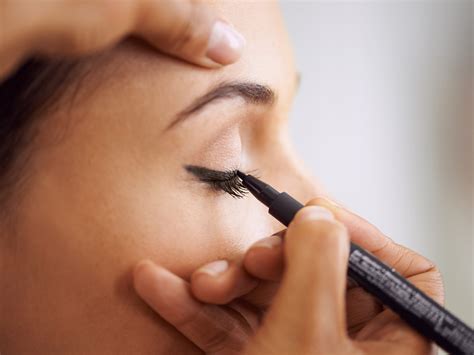 How To Apply Liquid Eyeliner For Every Eye Shape Chatelaine