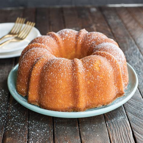 In a medium mixing bowl, whisk or sift together the flour, baking soda, and salt. 6 Cup Vanilla Pound Cake | Recipe in 2020 (With images ...