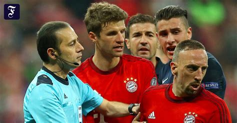 Cüneyt çakır, 16 yaşında aşık olduğu gamze çakır'la 2005 yılında evlendi. Cüneyt Cakir Schiedsrichter bei Real Madrid gegen FC Bayern