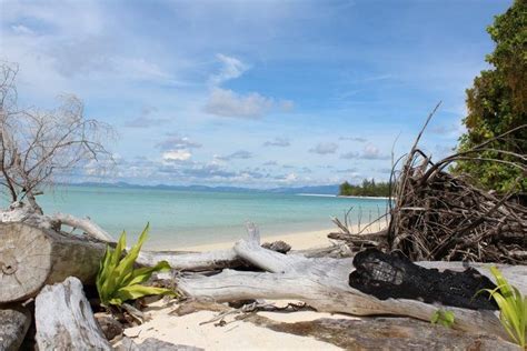 Sabah, spreading across the northern tip of borneo island, seemingly endless beaches, rocky foreshores and coastal mangroves, romantically known as the land below the wind is certainly a haven for short getaways. Mantanani Island, Sabah, Borneo | Borneo, Explore, Island