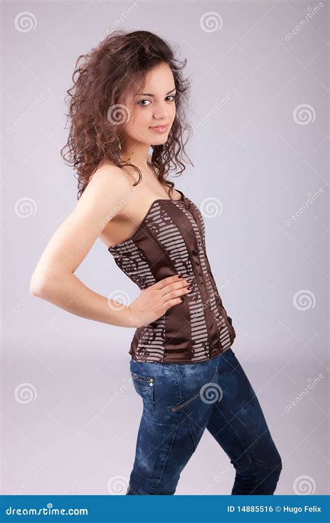 Jeune Et Belle Pose De Femme Photo Stock Image Du Heureux Charme