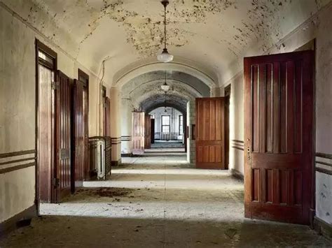 13 Eerie Photos Inside Abandoned Mental Hospitals All Over The Us