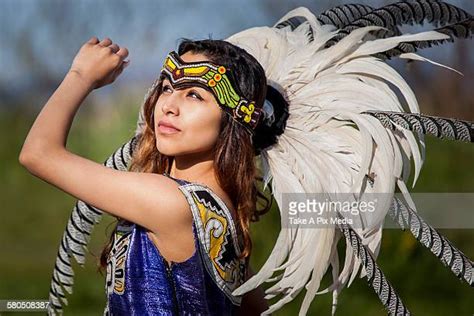 Woman Wearing Native American Headdress Photos And Premium High Res
