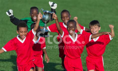Los Niños Fútbol Equipo Celebrando Fotografías De Stock