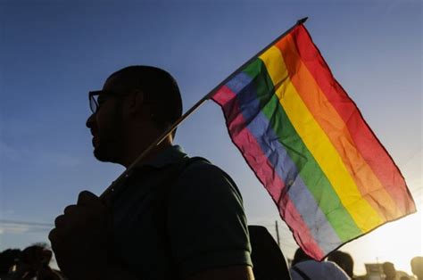 por que bandeira do arco íris se tornou símbolo do movimento lgbt bbc news brasil
